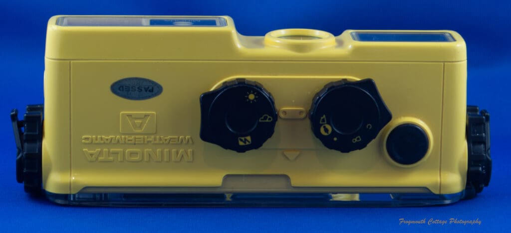 Photograph of the top of the Minolta Weathermatic A with the distance and aperture knobs.